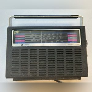 Vintage GE General Electric AM/FM two way electric radio portable